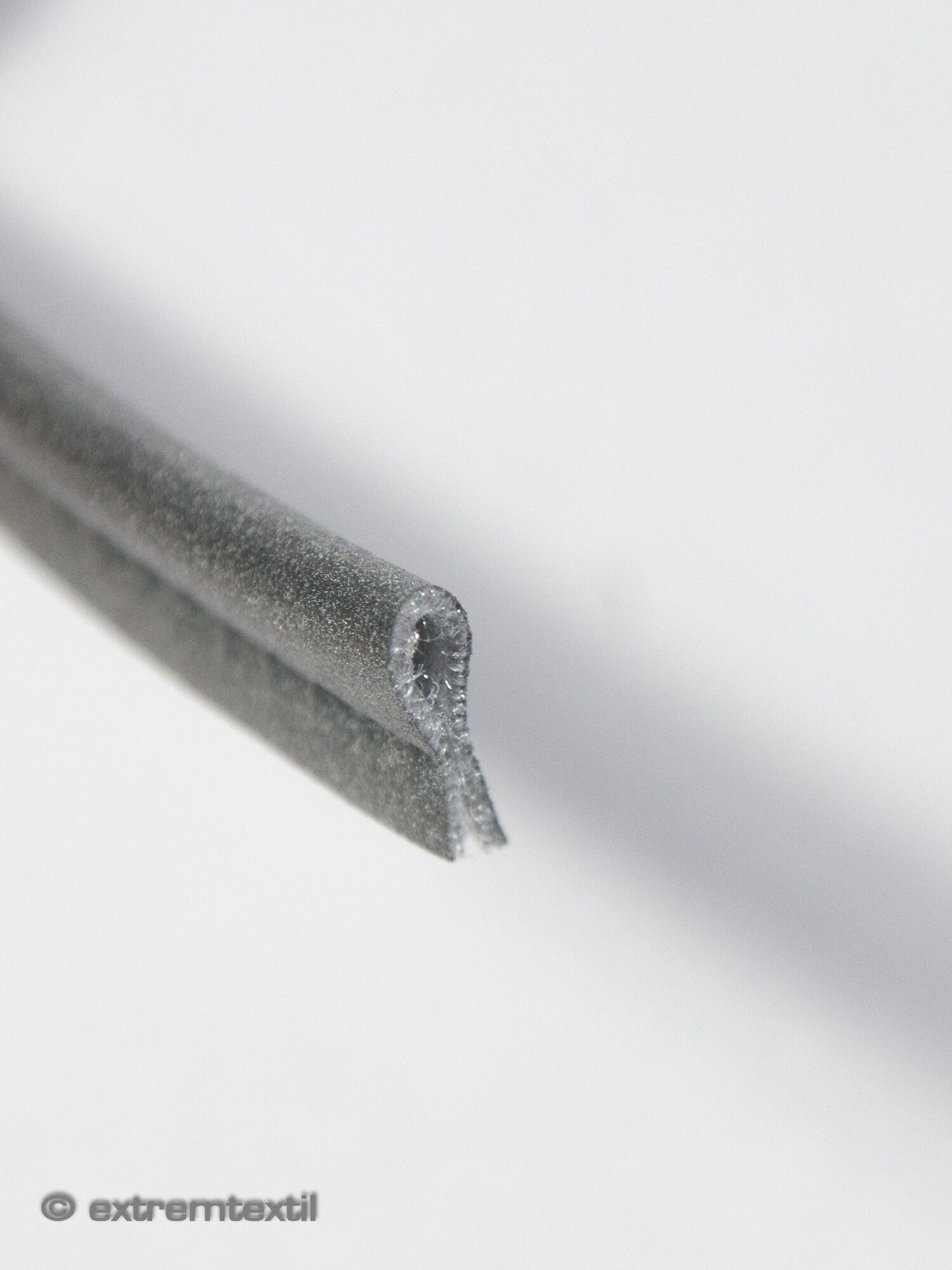 Reflektierende-Paspel-elastisch-ohne-Kordel-Iqseen_extremtextil_Stoffe_zubehoer_kaufen