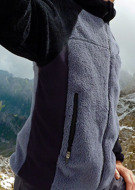 fellfleece_jacke_blaugrau_arm_hoch